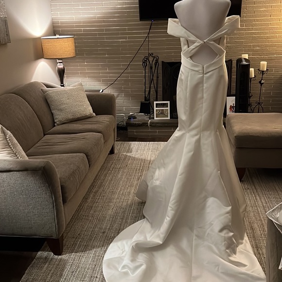 Monique Lhuillier Astrid Wedding Bridal Gown size 10 - Picture 4 of 10